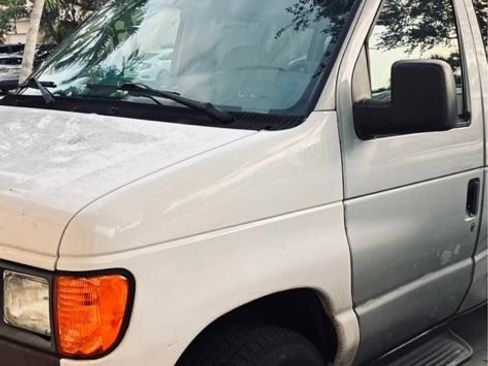 Used 2006 Ford E-350 and Econoline 350 XLT RWD image 8