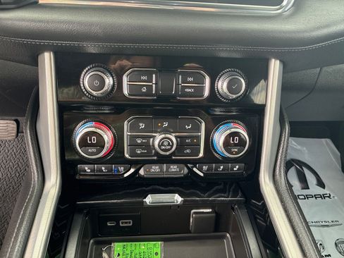 Used 2022 GMC Yukon XL Denali AWD/4WD image 28