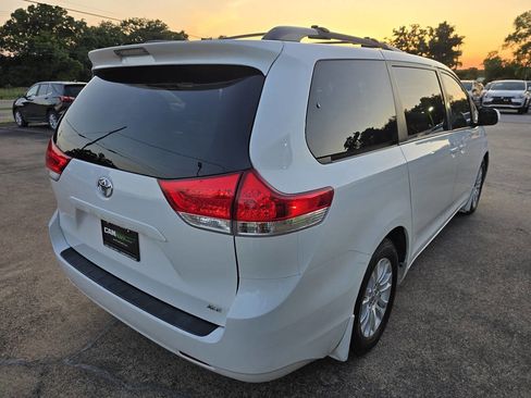 Used 2013 Toyota Sienna XLE image 12