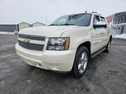 Used 2013 Chevrolet Avalanche LTZ image 2