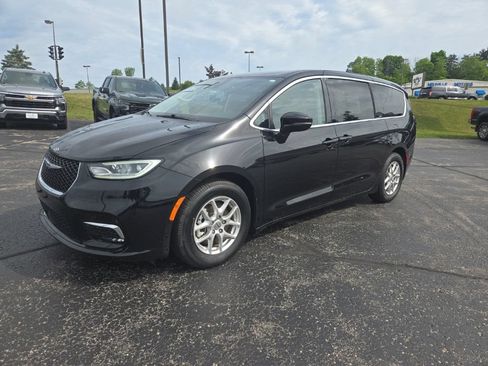 Used 2024 Chrysler Pacifica Touring-L FWD image 1