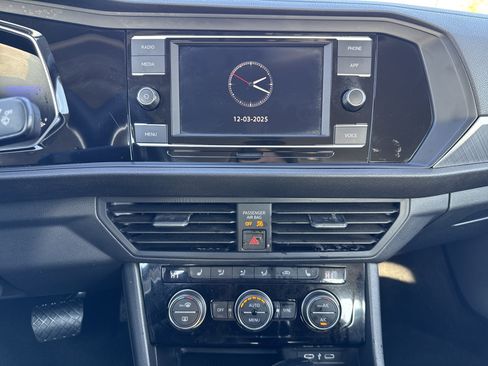 Used 2024 Volkswagen Jetta SE image 12