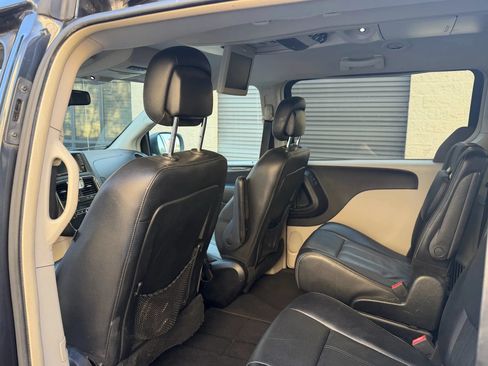 Used 2014 Chrysler Town & Country Touring FWD image 28