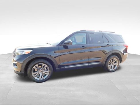Used 2023 Ford Explorer XLT w/ Equipment Group 202A AWD/4WD image 10