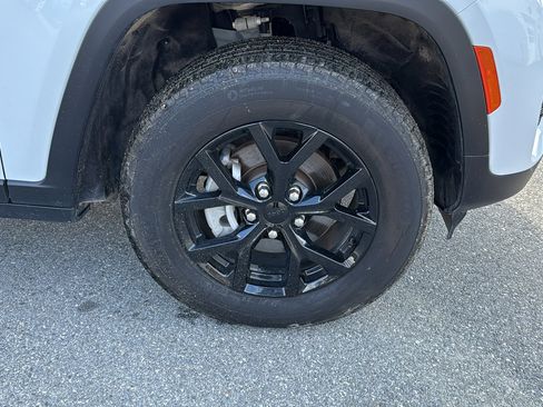 Certified 2024 Jeep Grand Cherokee Altitude image 11