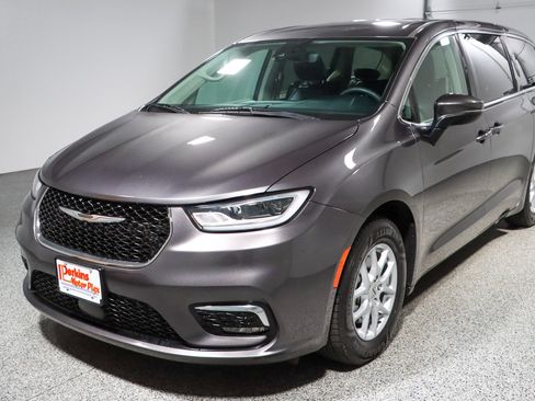 Used 2023 Chrysler Pacifica Touring-L FWD image 32