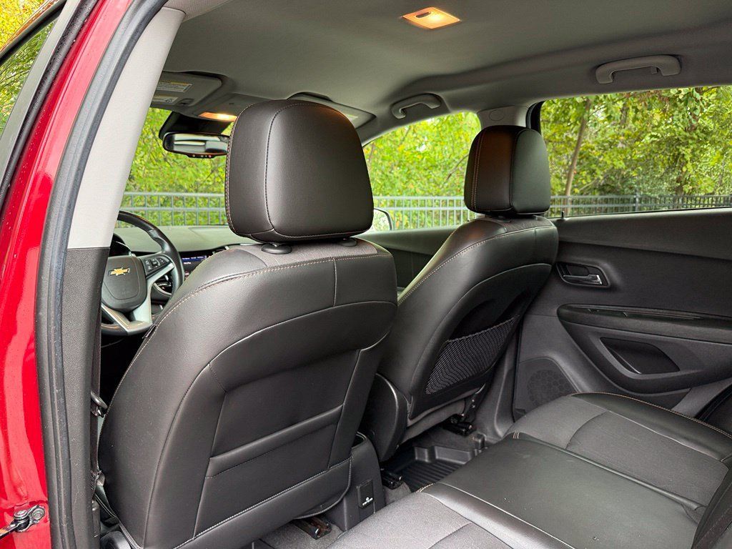 Used 2020 Chevrolet Trax LT w/ Driver Confidence Package FWD image 28