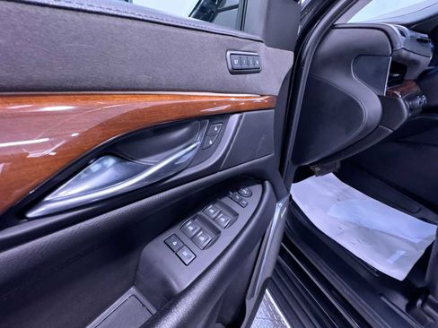 Used 2018 Cadillac Escalade Luxury AWD/4WD image 12