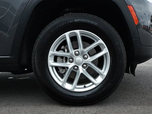 Certified 2025 Jeep Grand Cherokee Laredo w/ Luxury Tech Group I AWD/4WD image 5