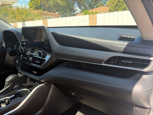 Used 2023 Toyota Highlander XLE image 29