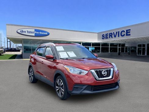 Used 2019 Nissan Kicks SV FWD image 2