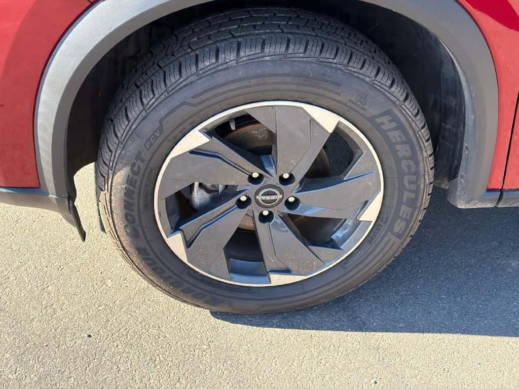 Used 2025 Nissan Rogue SV FWD image 11