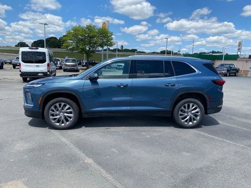 Used 2025 Buick Enclave Preferred FWD image 4