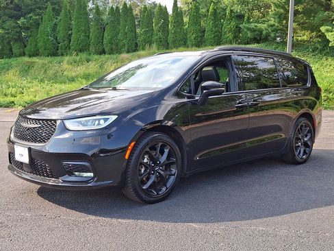 Used 2025 Chrysler Pacifica Limited FWD image 3