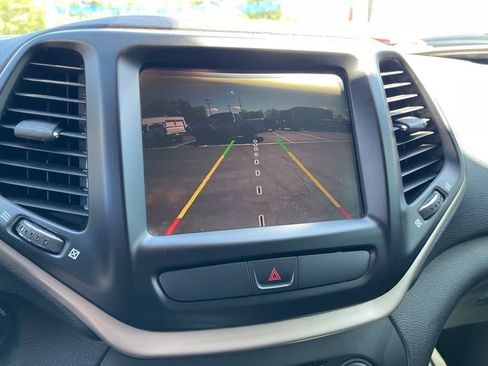 Used 2015 Jeep Cherokee Latitude w/ Cold Weather Group AWD/4WD image 23