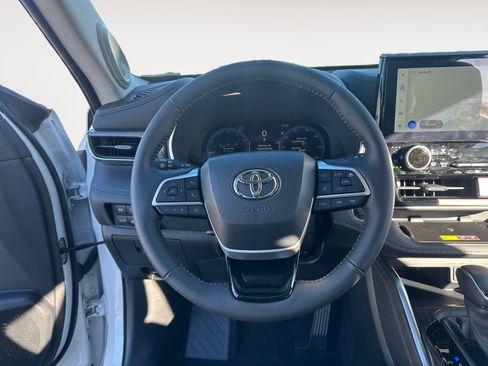 Certified 2025 Toyota Highlander Platinum AWD/4WD image 12