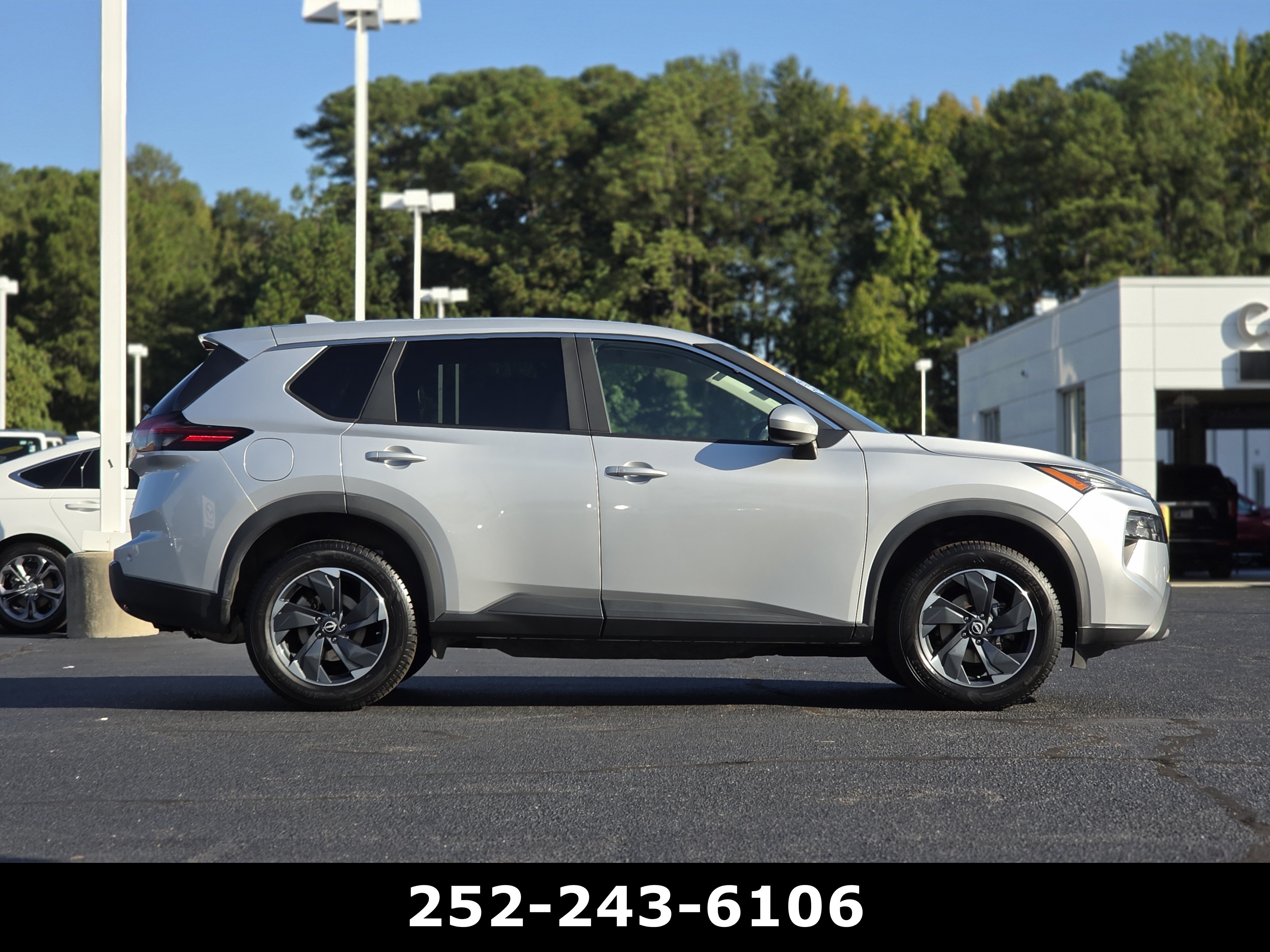 Used 2024 Nissan Rogue SV AWD/4WD image 8