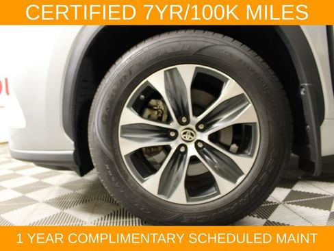 Used 2024 Toyota Highlander XLE AWD/4WD image 29