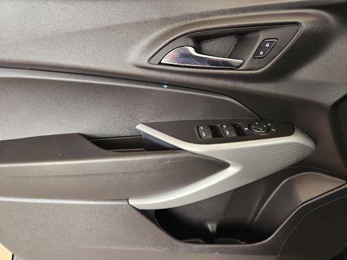 Certified 2025 Chevrolet Trax LS image 23