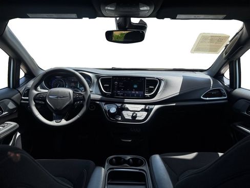 Used 2024 Chrysler Pacifica Touring FWD image 13