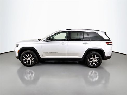 Used 2023 Jeep Grand Cherokee Limited w/ Trailer Tow Prep Group (B) AWD/4WD image 8
