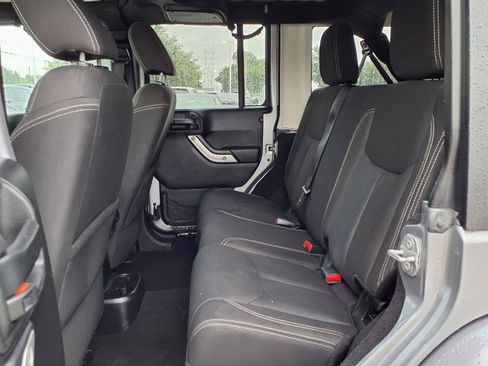 Used 2016 Jeep Wrangler Unlimited Sahara w/ Connectivity Group AWD/4WD image 16