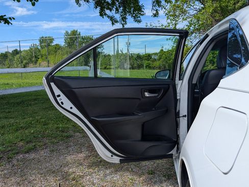 Used 2017 Toyota Camry SE w/ Moonroof Package FWD image 11