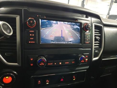 Used 2019 Nissan Titan SV w/ SV Convenience Package image 16