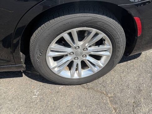 Used 2017 Chrysler 300 C RWD image 20