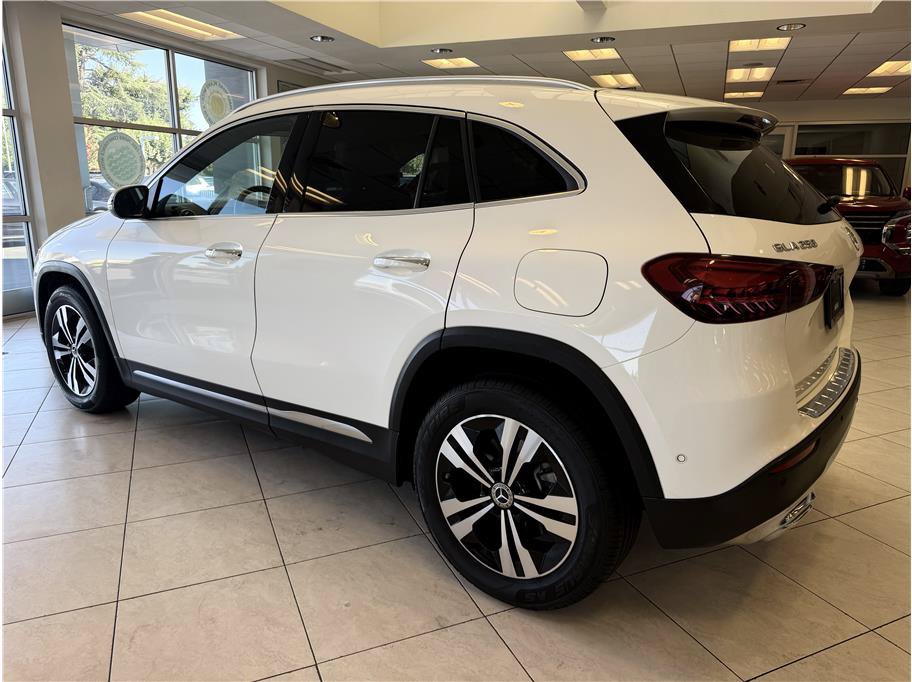 Used 2025 Mercedes-Benz GLA 250 4MATIC image 7