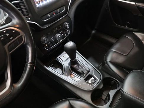 Used 2021 Jeep Cherokee Latitude Plus FWD image 31