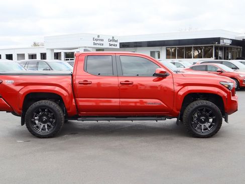 Used 2024 Toyota Tacoma TRD Sport image 9