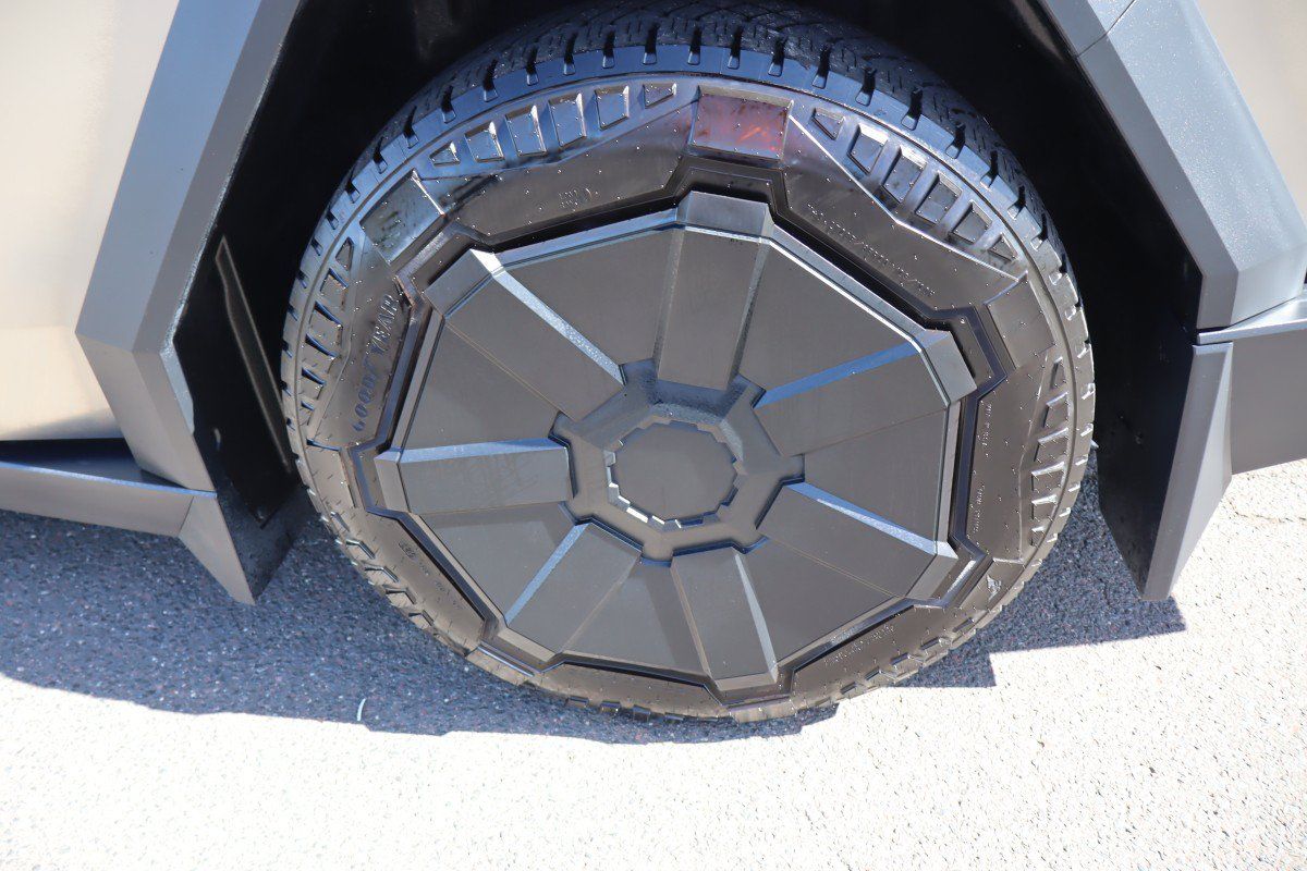 Used 2024 Tesla Cybertruck AWD Crew Cab image 28