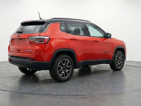 Used 2025 Jeep Compass Trailhawk AWD/4WD image 7