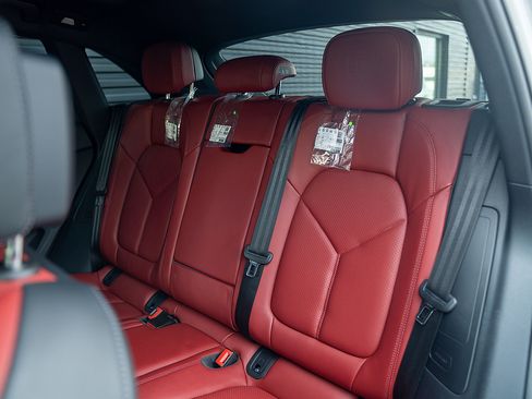 Certified 2025 Porsche Macan image 19