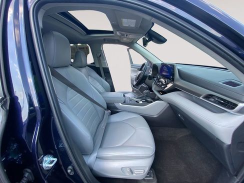 Used 2024 Toyota Highlander XLE AWD/4WD image 15