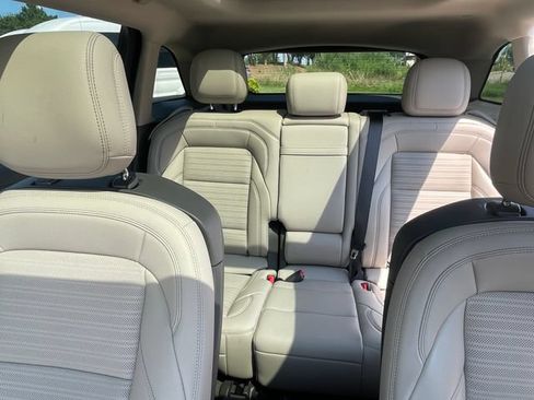 Used 2025 Lincoln Nautilus Reserve AWD/4WD image 12