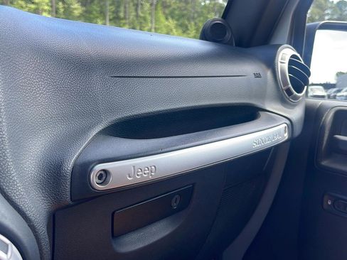 Used 2013 Jeep Wrangler Unlimited Sahara w/ Connectivity Group AWD/4WD image 17