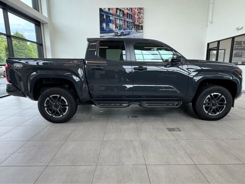 Used 2025 Toyota Tacoma TRD Sport AWD/4WD image 5