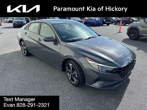 Used 2023 Hyundai Elantra SEL w/ Convenience Package FWD image 3