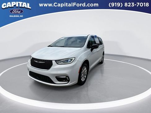 Used 2024 Chrysler Pacifica Touring-L FWD image 4