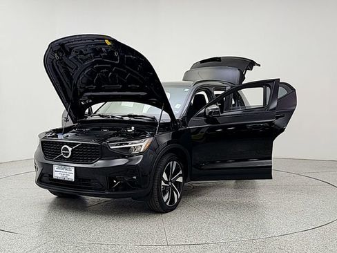 Certified 2025 Volvo XC40 B5 Plus AWD/4WD image 9