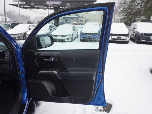 Used 2017 Toyota Tacoma TRD Off-Road image 20