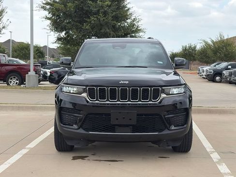 Used 2024 Jeep Grand Cherokee Laredo RWD image 2