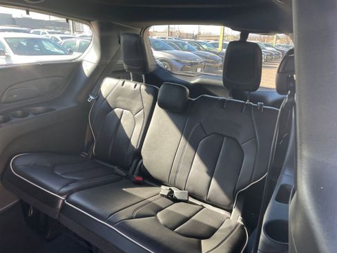 Used 2025 Chrysler Pacifica Limited image 29