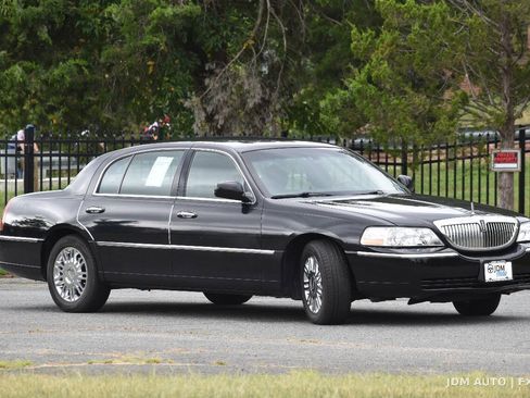 Used 2008 Lincoln Town Car Signature L RWD image 4