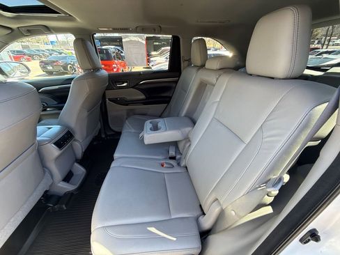 Used 2017 Toyota Highlander Limited image 17