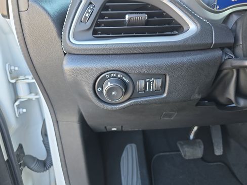 Used 2022 Chrysler Pacifica Touring-L w/ S Appearance Package image 33