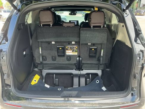 Used 2023 Toyota Sienna Platinum FWD image 31