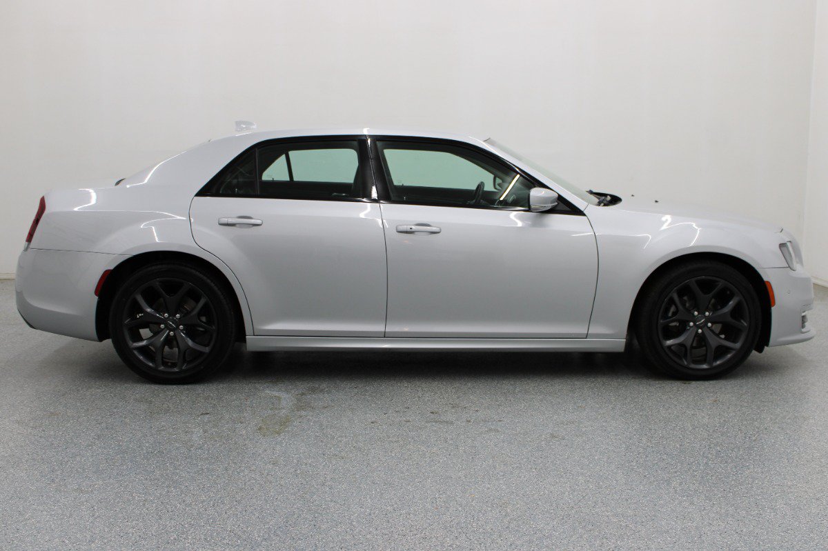Used 2021 Chrysler 300 Touring L RWD image 2